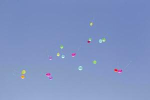 multicolore palloncini contro il blu cielo.multicolore palloncini foto