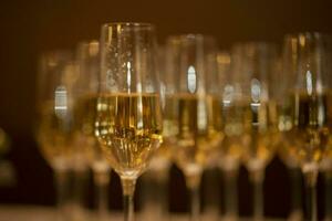 un' riga di bellissimo Champagne bicchieri con bokeh e sfocatura. foto