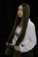sfocato foto di un' ragazza nel rosofocus con lungo capelli.