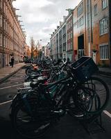 Amsterdam, Paesi Bassi 2018- una fila di biciclette parcheggiate in strada ad Amsterdam foto