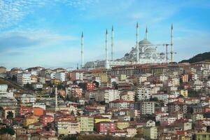 alto angolo Visualizza di camlica moschea nel Istanbul foto