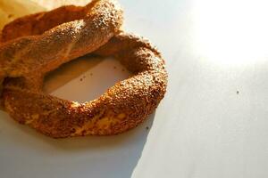 Turco bagel simit su tavolo foto