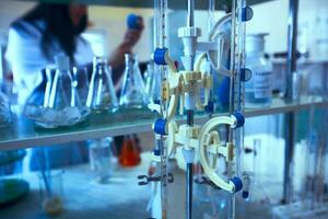 vaccino produzione laboratorio. bicchiere fiaschi con un' chimico liquido nel infrarosso radiazione. foto
