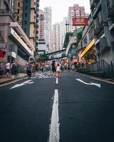 hong kong, cina 2019- persone che camminano per le strade di hong kong foto