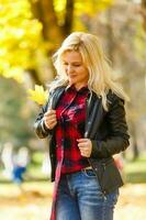 ragazza passeggiate nel il autunno parco foto