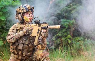 ritratto donna soldato tiro con fucile mitragliatrice manovra nella foresta foto