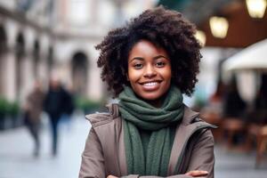 contento africano giovane donna indossare denim giacca ridendo guardare a telecamera in piedi su strada. sorridente afro americano adolescente generazione z fricchettone ragazza in posa all'aperto retroilluminato con luce del sole, generativo ai foto