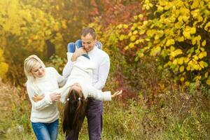 famiglia con bambino partire nel autunno parco foto