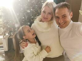 ritratto di amichevole famiglia su Natale sera foto