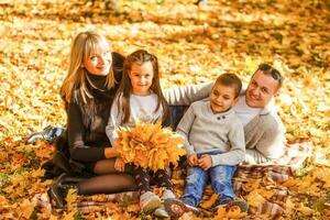 famiglia con Due bambini nel autunno parco foto