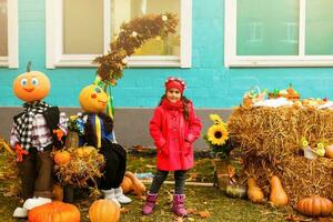 carino poco ragazza nel un' zucca toppa foto