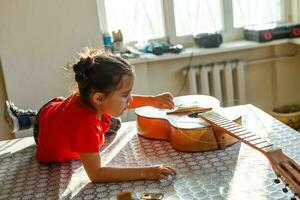 avvicinamento stringhe di un' rotto chitarra. rotto musica strumento foto