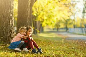 Due ragazze nel autunno parco foto