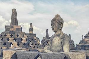 monumento buddista borobudur nel centro di java indonesia foto