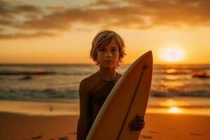 fiducioso ragazzo trasporto tavola da surf mentre in piedi a mare nel tramonto generativo ai foto