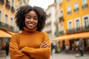 contento africano giovane donna indossare denim giacca ridendo guardare a telecamera in piedi su strada. sorridente afro americano adolescente generazione z fricchettone ragazza in posa all'aperto retroilluminato con luce del sole, generativo ai foto