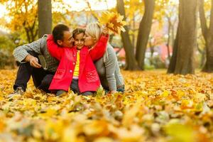 contento famiglia riposo nel bellissimo autunno parco foto