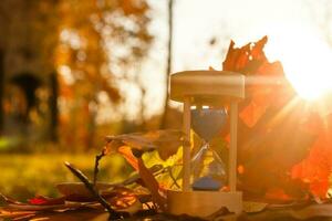 orologio, clessidre e autunno le foglie foto