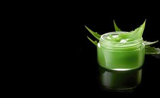 un' vaso di pelle cura Prodotto, aloe Vera cosmetico gel e aloe Vera foglie, avvicinamento su un' nero sfondo. aloe crema finto su. generativo ai foto