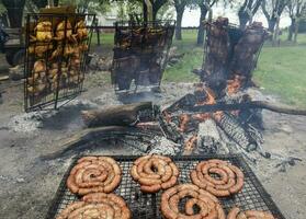 barbecue, salsiccia e mucca costole, tradizionale argentino cucina foto