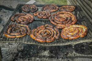 barbecue, grigliato salsicce , tradizionale argentino cucina foto