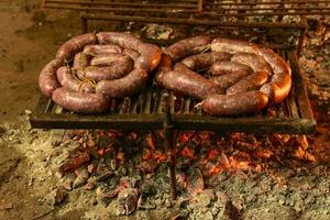 grigliato maiale chorizo, la pampa, argentina foto