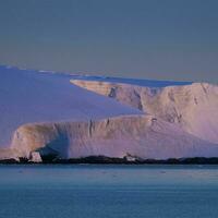 lemaire stretto costiero paesaggio, montagne e iceberg, antartico penisola, antartico. foto