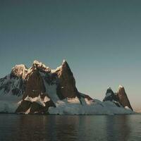 lemaire stretto costiero paesaggio, montagne e iceberg, antartico penisola, antartico. foto