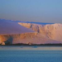 lemaire stretto costiero paesaggio, montagne e iceberg, antartico penisola, antartico. foto