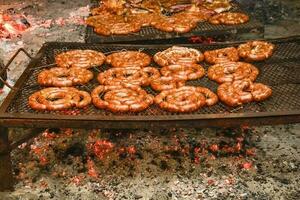 grigliato maiale chorizo, la pampa, argentina foto