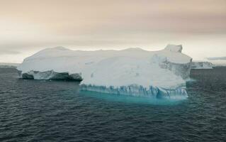 ghiaccio paesaggio di il antartico settore, vicino il paulet isola foto