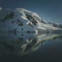 Paradiso baia ghiacciai e montagne, antartico penisola, antartico.. foto