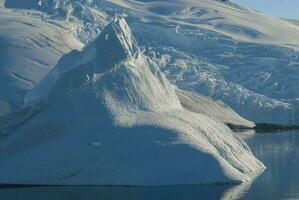 Paradiso baia ghiacciai e montagne, antartico penisola, antartico.. foto