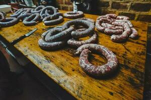 fatto a mano salsiccia preparazione, argentino tradizione, pampa, patagonia foto