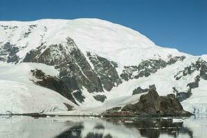 parassita baia montagne paesaggio, antartico penisola. foto