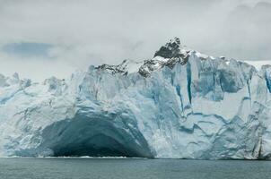 lemaire stretto costiero paesaggio, montagne e iceberg, antartico penisola, antartico. foto