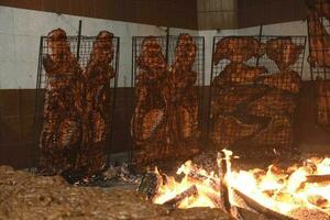 barbecue, salsiccia e mucca costole, tradizionale argentino cucina, patagonia, argentina. foto