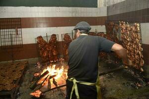 gaucho arrosto barbecue, salsiccia e mucca costole, tradizionale argentino cucina, patagonia, argentina. foto