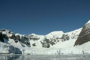 ghiacciai e montagne nel Paradiso baia, antartico penisola, antartico.. foto