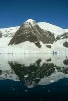 ghiacciai e montagne nel Paradiso baia, antartico penisola, antartico.. foto