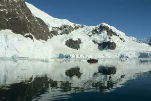 Paradiso baia ghiacciai e montagne, antartico penisola, antartico.. foto