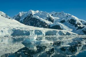 Paradiso baia ghiacciai e montagne, antartico penisola, antartico.. foto