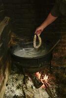 cucinando bianca sangue salsiccia, nel un ferro casseruola, su un' fornello. foto