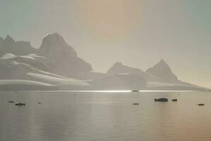 lemaire stretto costa, montagne e iceberg, antartica foto