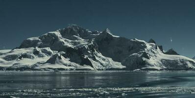 lemaire stretto costa, montagne e iceberg, antartica foto