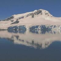 lemaire stretto costa, montagne e iceberg, antartica foto