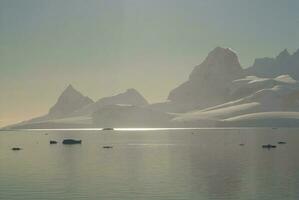 antartico montagne paesaggio , vicino porta lacroix, antartico. foto