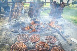 barbecue, grigliato salsicce , tradizionale argentino cucina foto