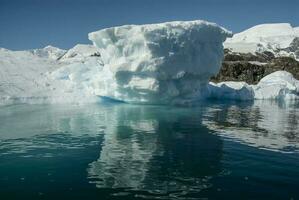 Paradiso baia ghiacciai e montagne, antartico penisola, antartico.. foto