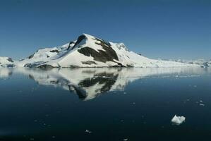 parassita baia montagne paesaggio, antartico penisola. foto